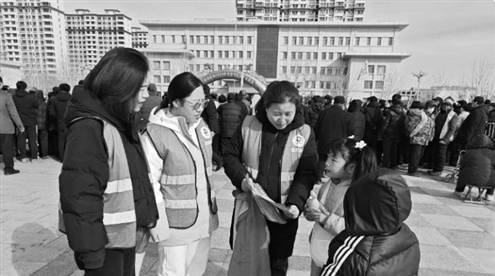 志愿者分发宣传单,并进行垃圾分类知识讲解